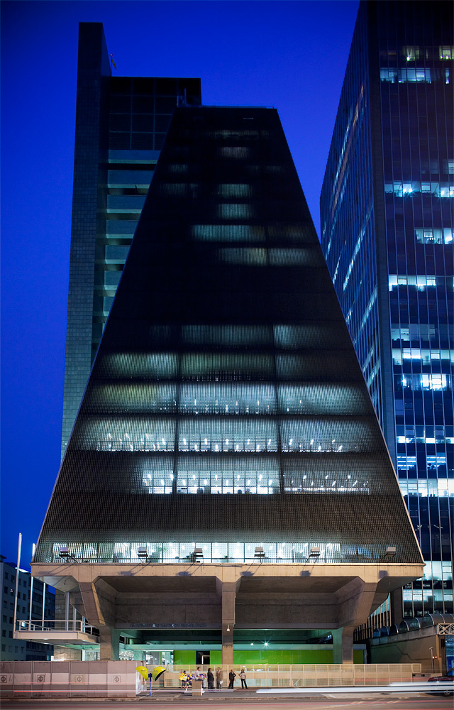Fotografia do edifício da Fiesp ao entardecer, com luzes internas que demarcam os andares.