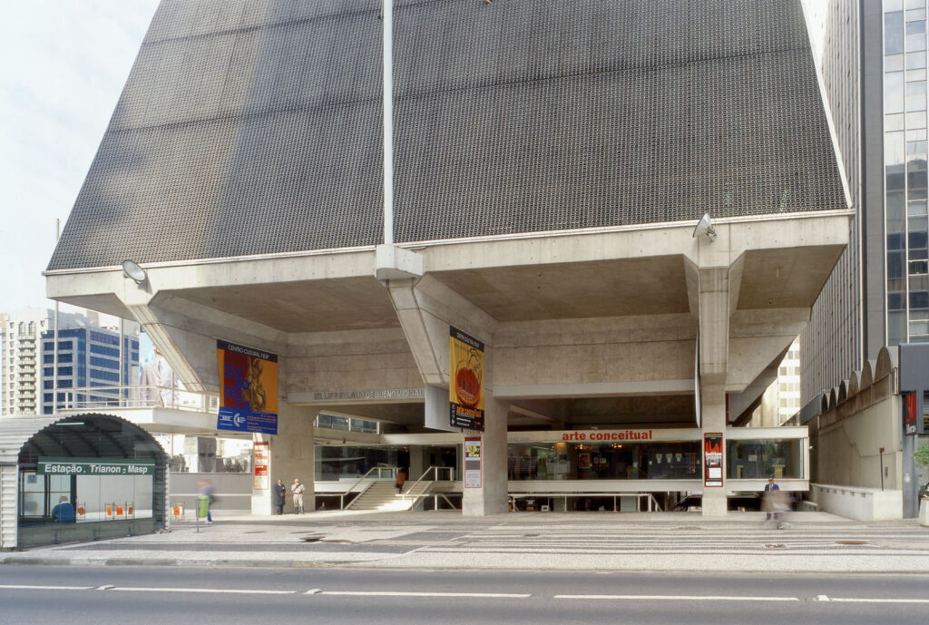Fotografia do térreo do prédio da Fiesp, com ampla calçada que adentra o edifício.