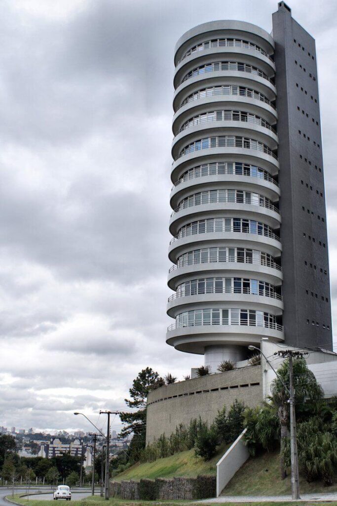 Foto do Suíte Vollard, conhecido como prédio que gira em Curitiba.