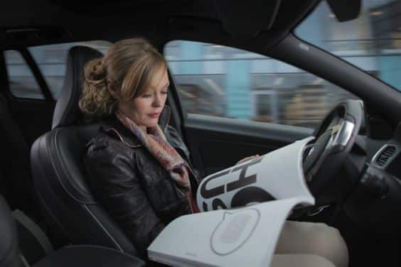 mulher lendo em um Volvo autônomo