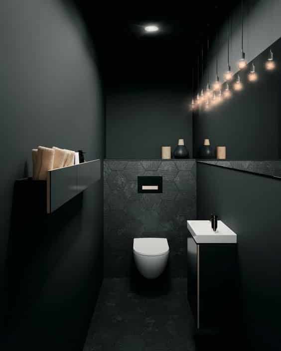 Dentre as dicas de decoração está: uso de diferentes cores, por exemplo: banheiro em preto.