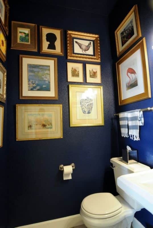 Dentre as dicas de decoração está o uso de quadros - lavabo com quadros.
