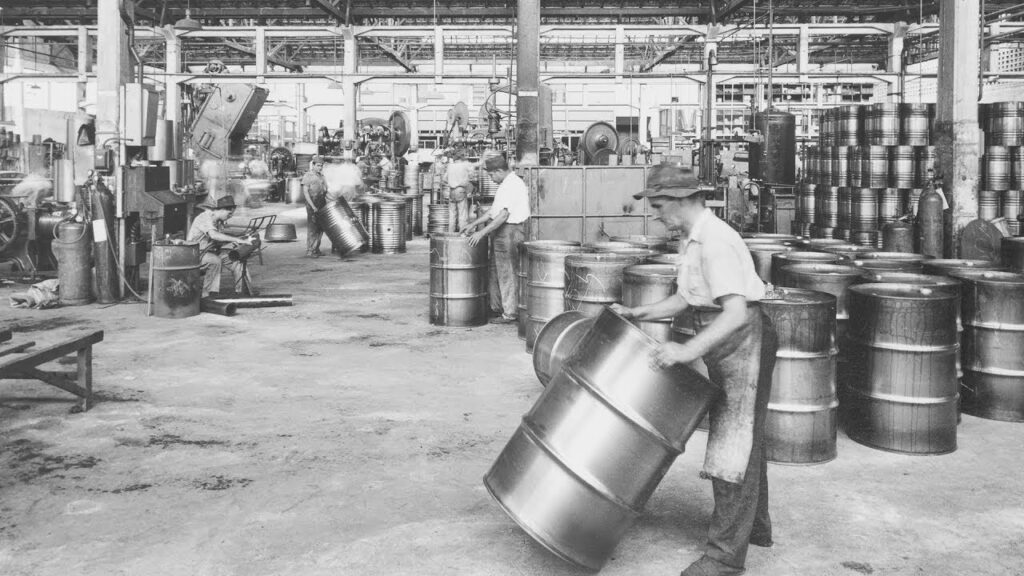 Funcionários trabalhando na antiga  fábrica de tambores, onde o Sesc funciona nos dias de hoje.