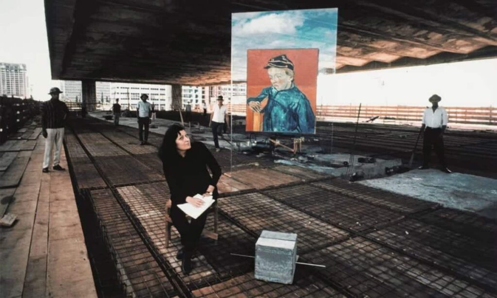 Lina Bo Bardi na construção do Museu de Arte de São Paulo – MASP, uma das suas principais obras.