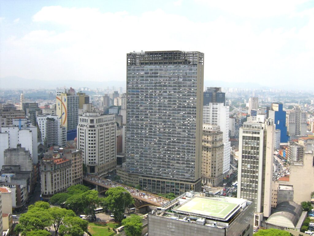 Cercado de outros edifícios, está o Palácio W. Zarzur, em São Paulo, que destaca-se entre os outros por sua altura e largura.