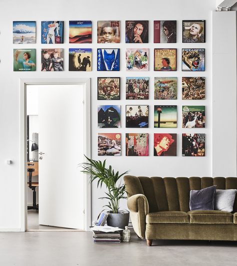 Discos de vinil dispostos de forma organizada na parede, como decoração da sala de estar.