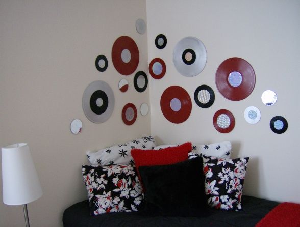 Discos de vinil pintados são usados como decoração de parede.