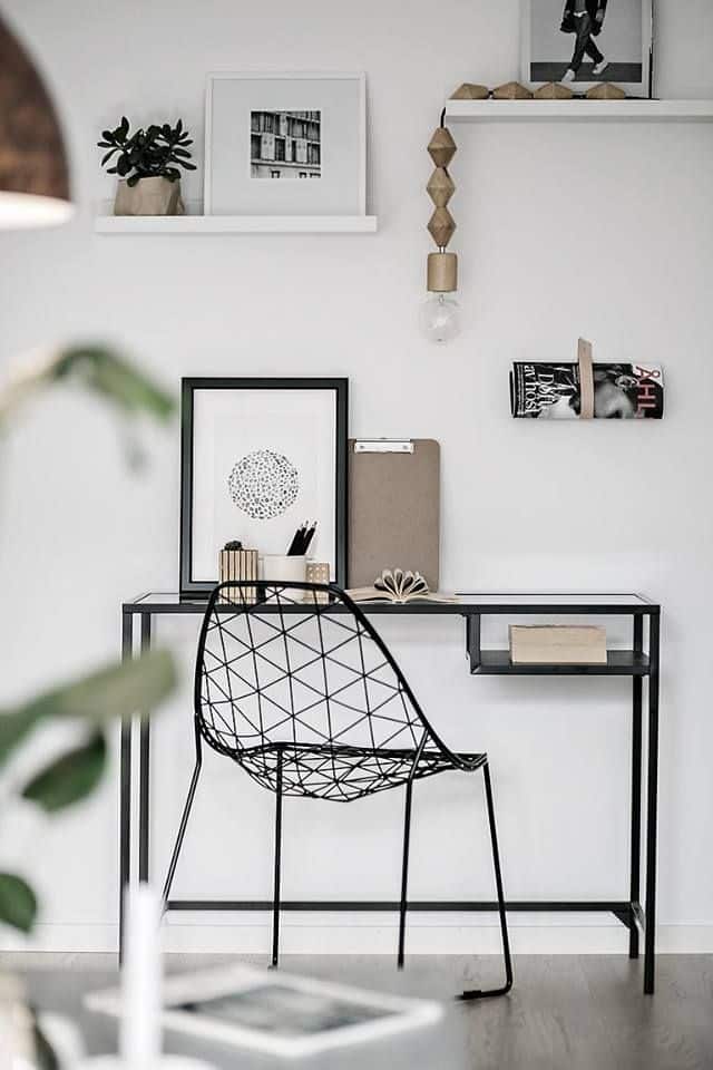 Poucos detalhes e cores mais sóbrias compõem este escritório minimalista.