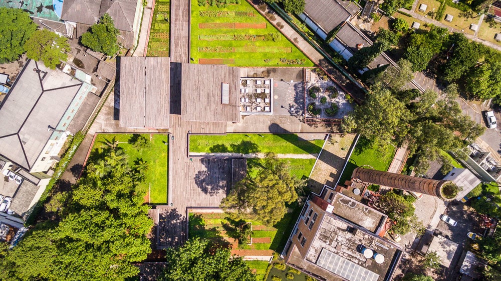 Vista aérea da praça Victor Civita. O paisagismo, de Benedito Abbud, é composto de áreas gramadas, um caminho central com piso em madeira e espaço com arquibancada para eventos.