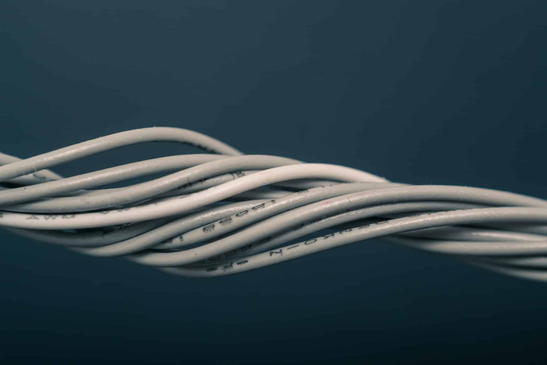 Como esconder fios e organizar melhor os seus cabos