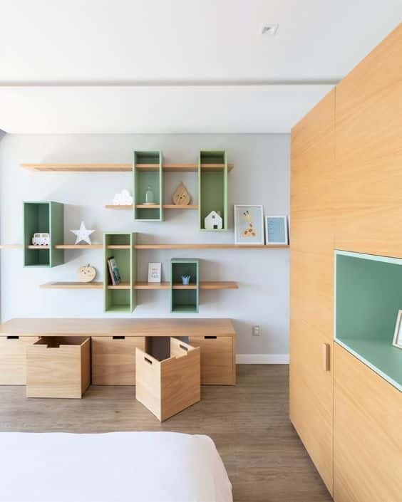 Os nichos e as prateleiras ajudam tanto na organização quanto na decoração do quarto. 