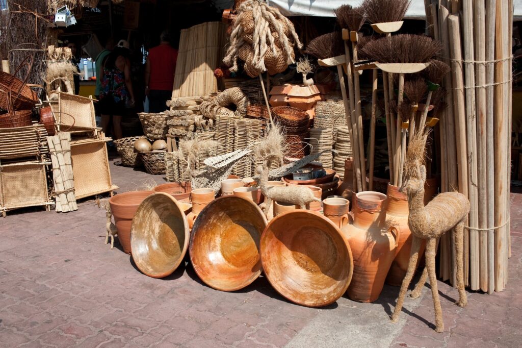 Bacias, jarras, vassouras e artesanato dispostos em frente a um dos boxes da Feira-Ver-o-Peso.