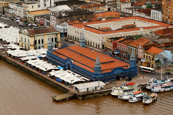 Fotografia aérea do complexo Ver-o-Peso, mostrando o Mercado de Ferro, feiras ao ar livre e a orla.