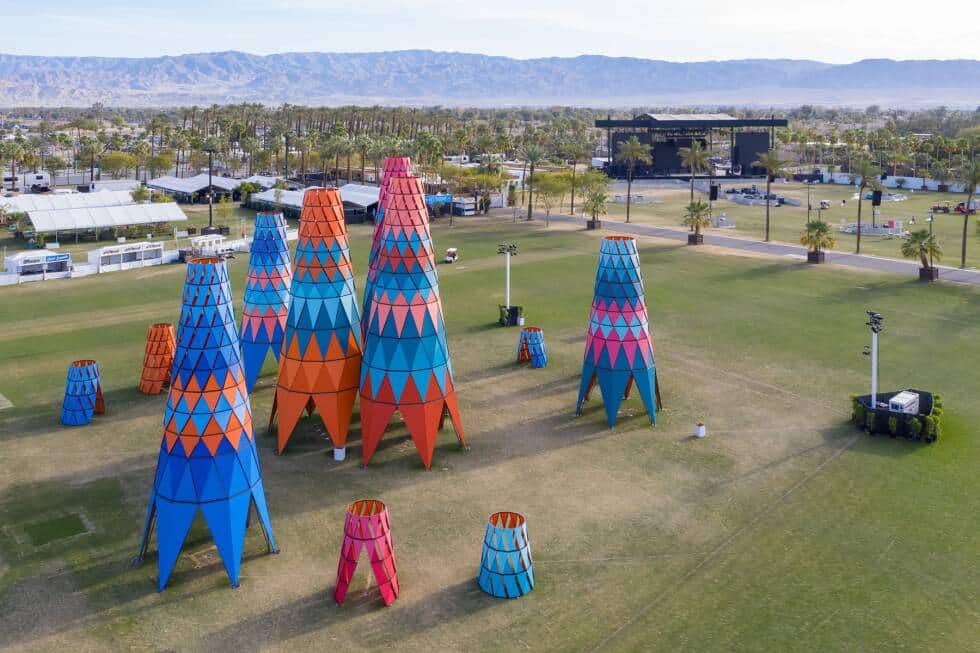 Um dos projetos de Francis Kéré selecionado pelo Prêmio Pritzker. São 12 torres cônicas abertas no topo, todas com padrões coloridos nas cores azul, alaranjado e rosa.