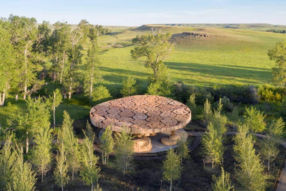 Vista aérea do pavilhão, mais uma das obras selecionadas pelo Prêmio Pritzker. A estrutura é constituída por todas de madeira que formam um belo desenho circular.