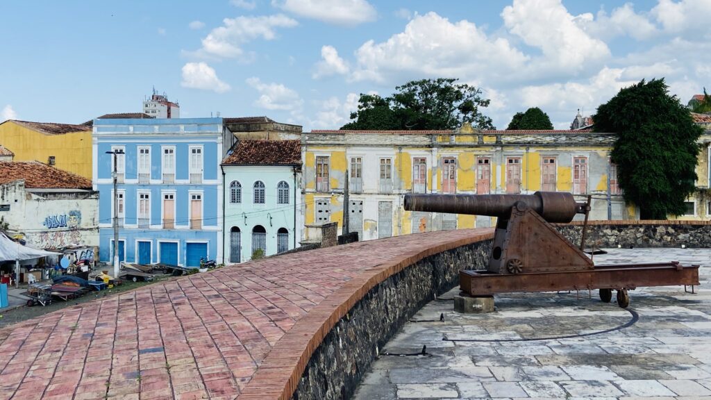 Fotografia do forte, com um canhão localizado em uma porção alta da cidade, próximo do Complexo-Ver-o-Peso.