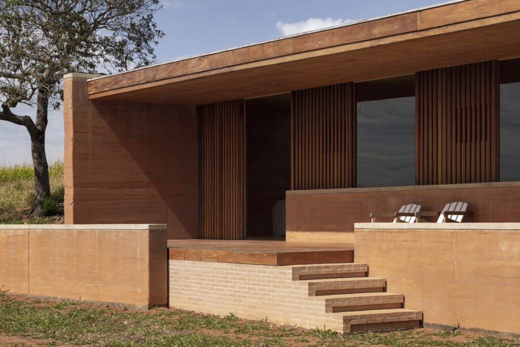 Casa em Cunha construída com taipa, projeto de Arquipélago Arquitetos.
