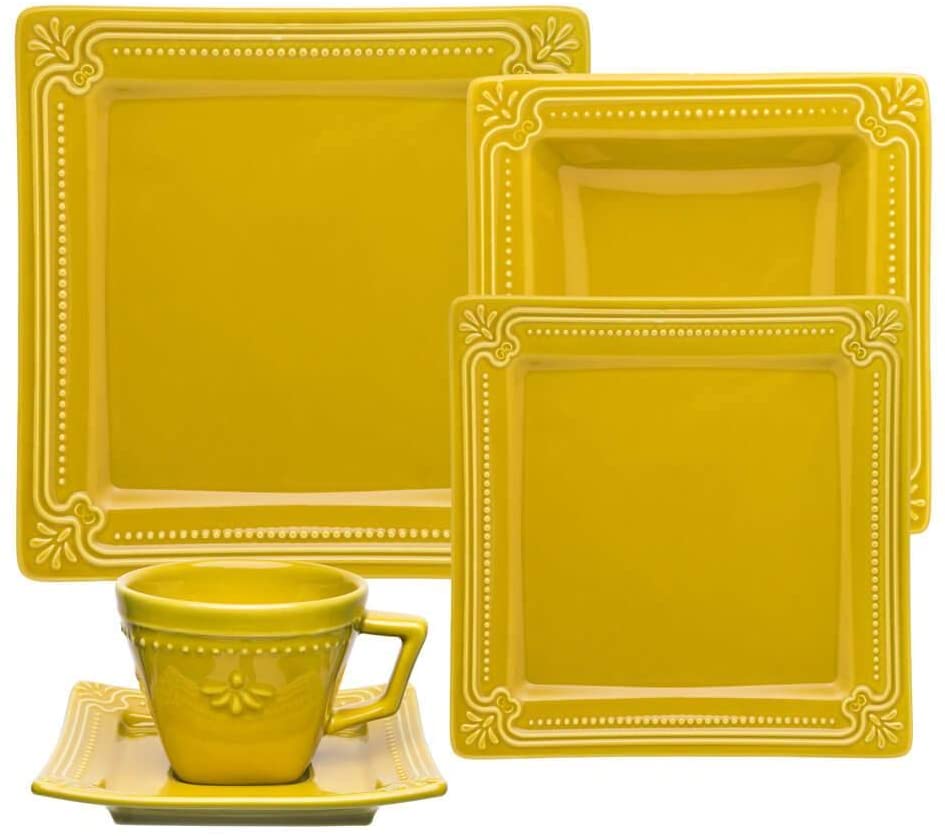 aparelho de jantar contendo três pratos quadriculares e uma xícara todos na cor amarela e pequenos detalhes com arabescos - presente de casamento.