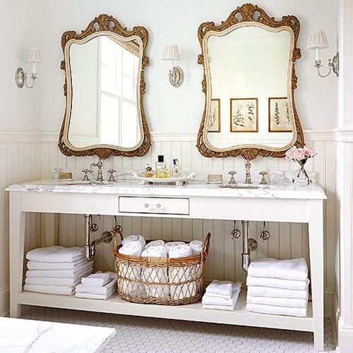 Banheiro decorado no estilo provençal.