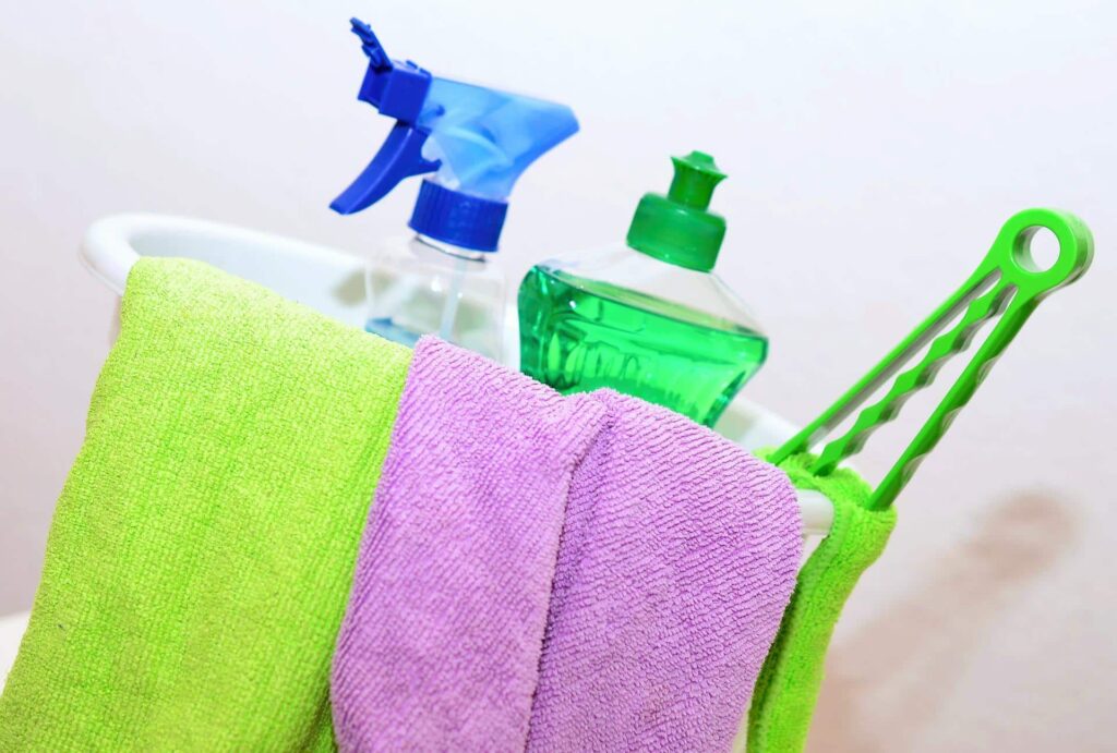 Separe todos os materiais que você utilizará em sua limpeza, assim facilitará todo o processo.