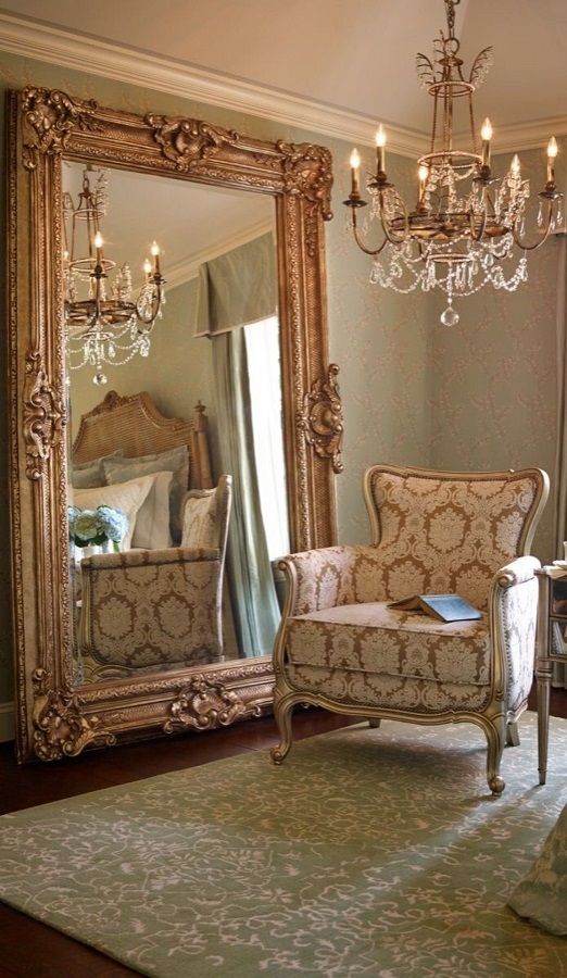 Espelho e lustre no estilo provençal.