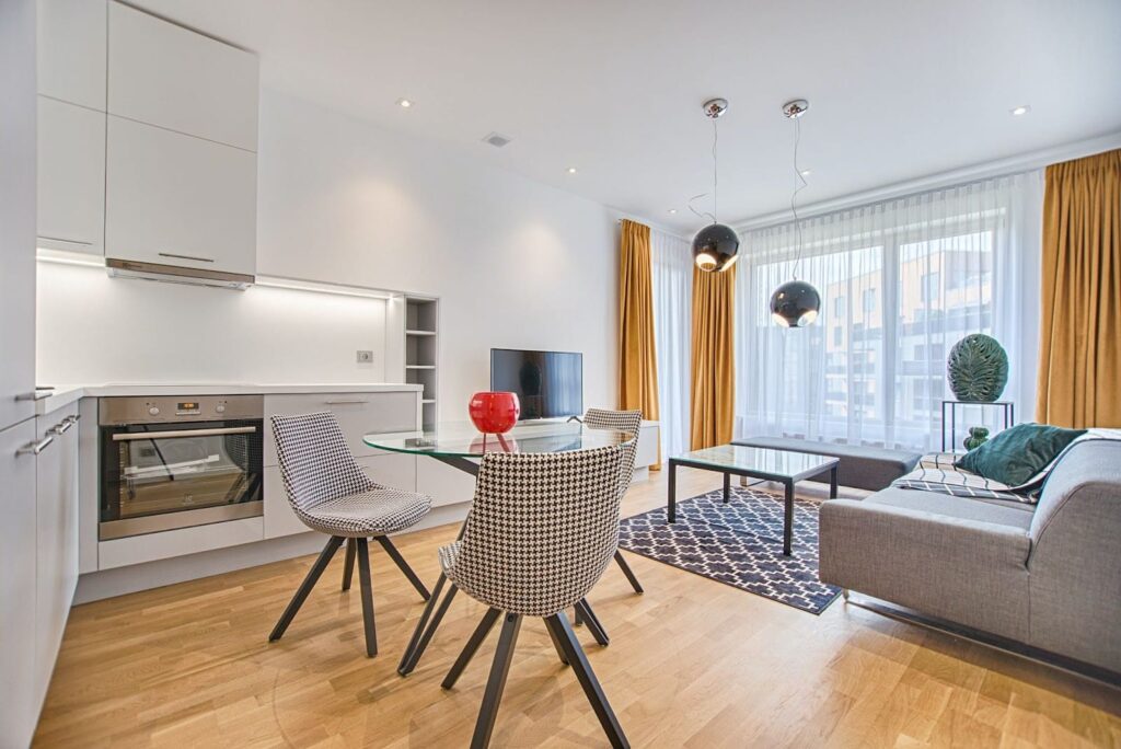 Sala de estar e cozinha integradas, uma opção de planta fruto da personalização de apartamentos.