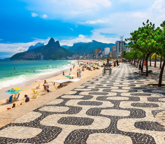 Praia de Copacabana, uma das mais famosas do mundo. 