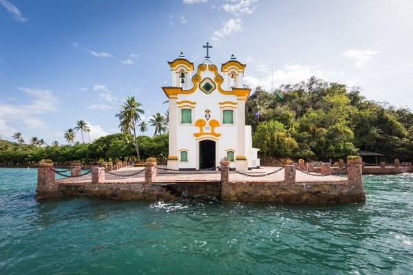 Igreja Nossa Senhora do Loreto, cercada por lindas águas cristalinas em meio à Mata Atlântica.
