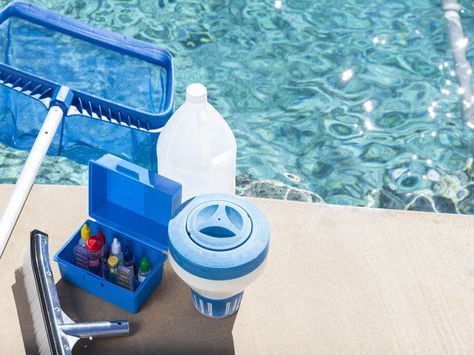 É preciso utilizar produtos específicos para realizar a limpeza da piscina. 