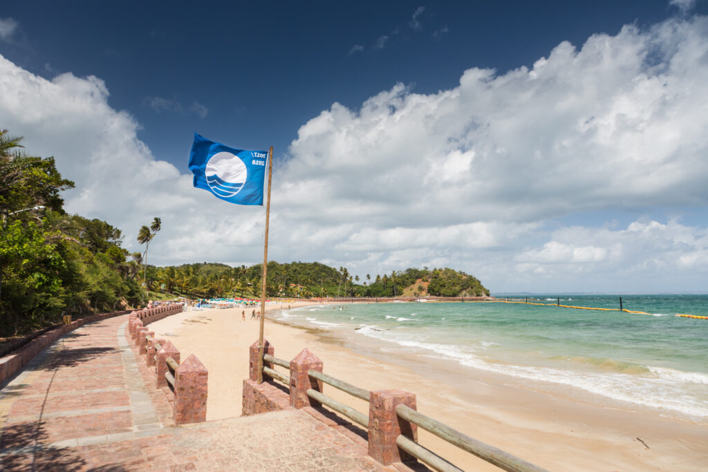 A Bandeira Azul, selo internacional de desenvolvimento sustentável na Ilha dos Frades. 