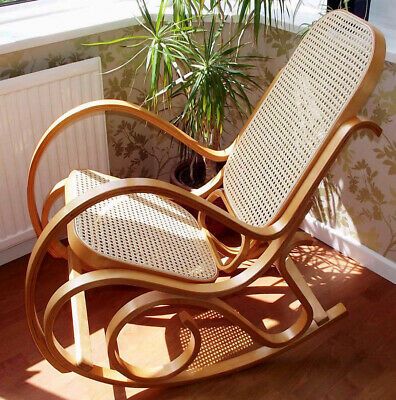 Cadeira de balanço tradicional, feita de madeira. 