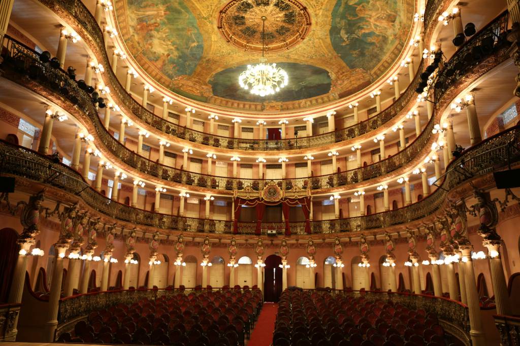 Sala de espetáculos do Teatro Amazonas, com a plateia e mais três pavimentos de camarote.