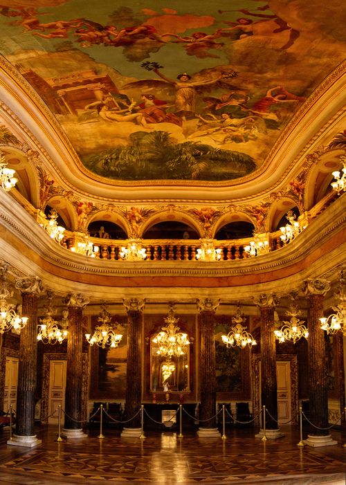 Salão nobre do Teatro Amazonas, com uma bela pintura no teto e lustres encantadores. 