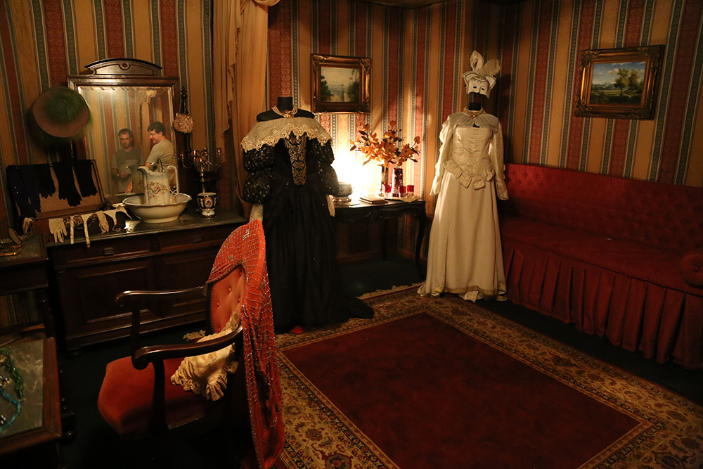 Parte da visita guiada no Teatro Amazonas, onde você pode ver algumas roupas e objetos da época.