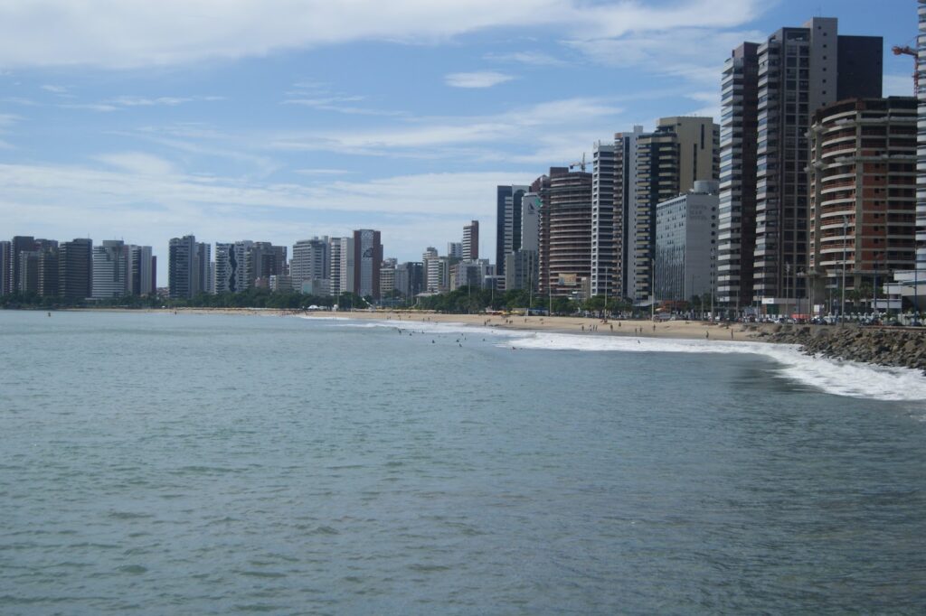 Praia de Fortaleza, com prédios em frente a orla.