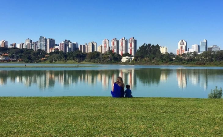 Curitiba é uma cidade que dispõe de vários parques e praças, garantindo muitas áreas verdes para a região. 