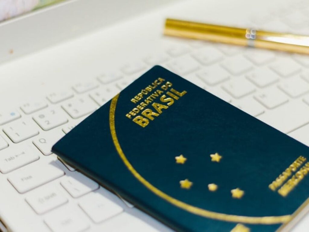 Para morar em Portugal, além do passaporte, é preciso solicitar um visto. 