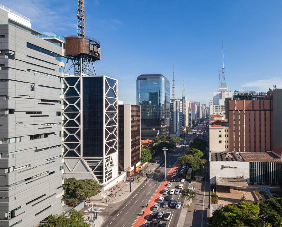 Edifício situado na via mais conhecida de São Paulo.