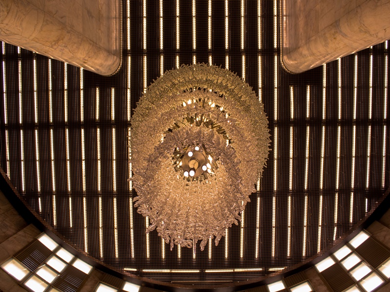Logo no hall do edifício, você encontra um lindo lustre de 13 metros, feito com mais de 10.000 cristais.