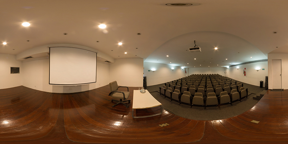 Imagem panorâmica do interior do auditório do CDMAC.