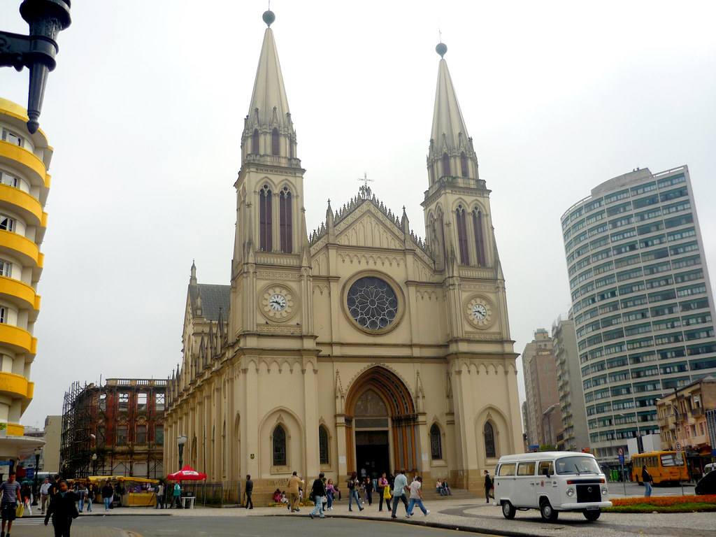 Imagem da Catedral Basílica Menor de Nossa Senhora da Luz, local de partida do ônibus de turismo de Curitiba.