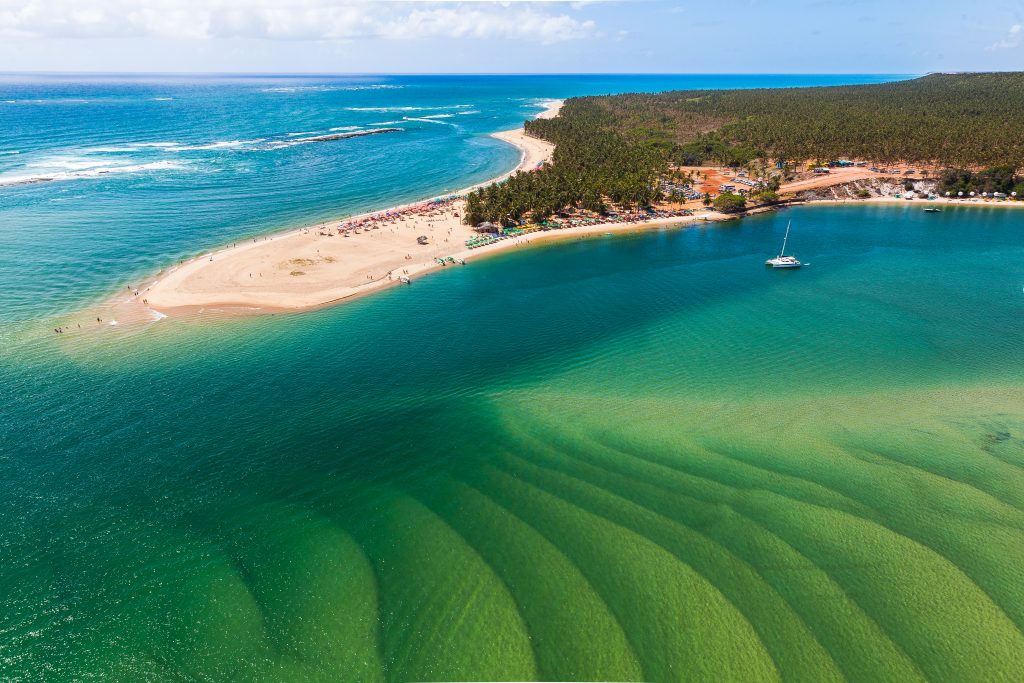 Imagem com vista aérea para a Praia do Gunga.