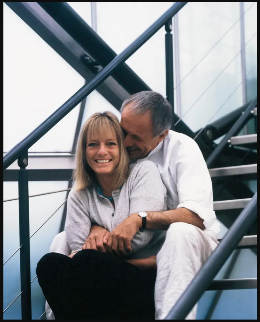 Richard e Susan Rogers abraçados sentados em uma escada.
