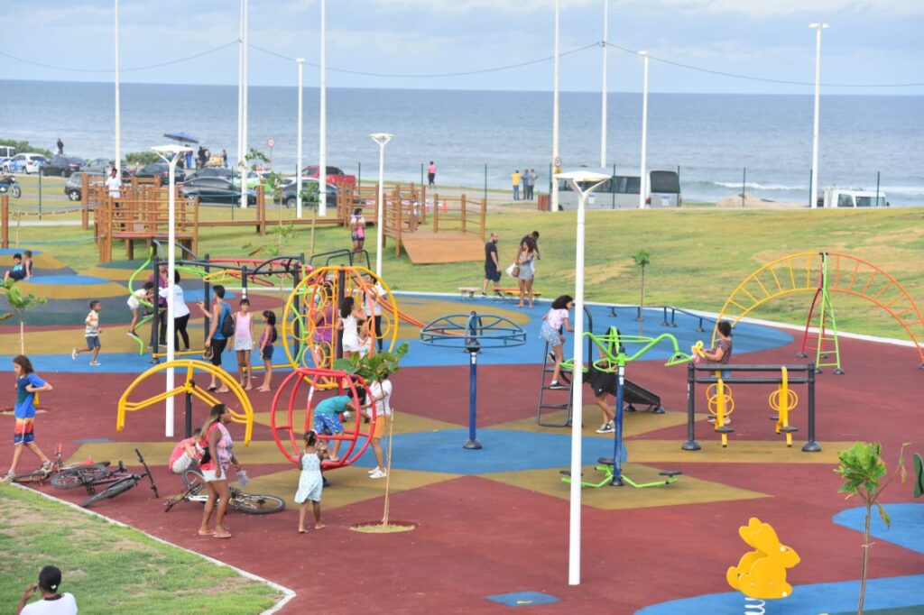 Área de exercícios e brinquedos no Parque dos Ventos. 