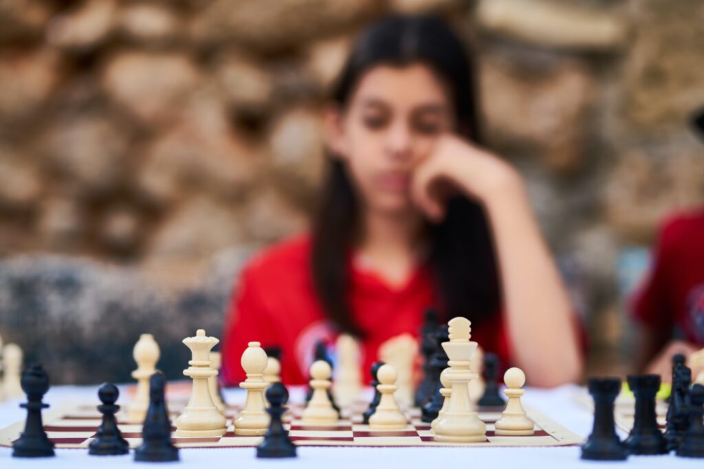 Adolescente jogando xadrez.