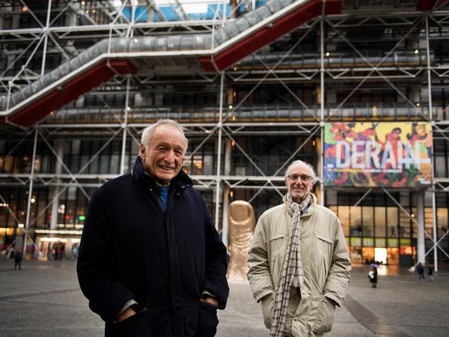 Fotografia de Renzo Piano ao lado de Richard Rogers, usando casacos de frio. Ao fundo está o Centro Pompidou.