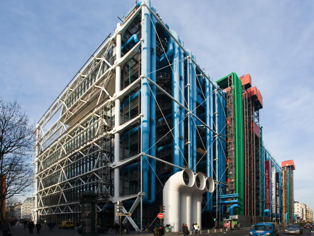 Fotografia do Centro Pompidou, com estrutura que deixa as tubulações e instalações à vista.
