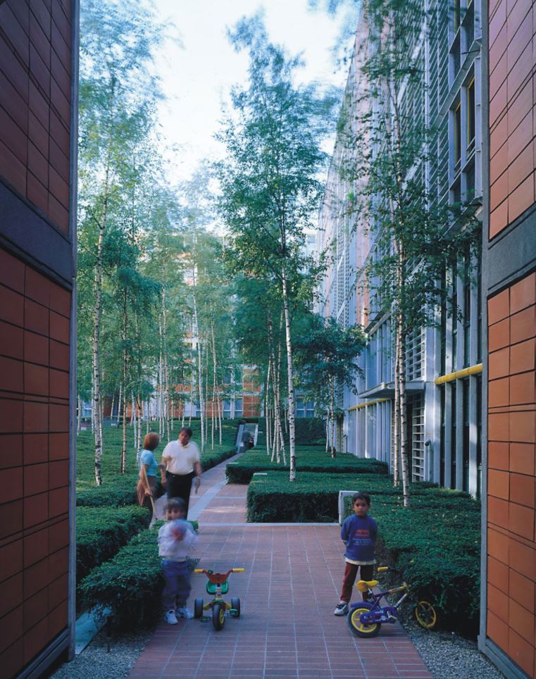 Fotografia do edifício residencial projetado por Renzo Piano, com pátio interno repleto de árvores.