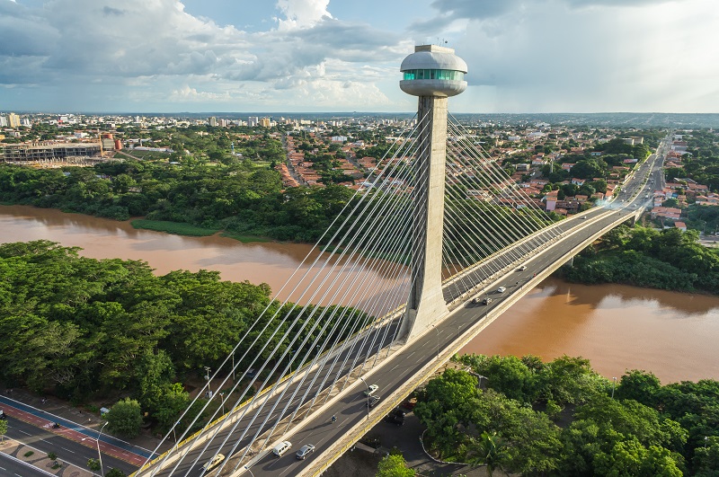 Imagem aérea do complexo turístico ponte estaiada passando bem em cima do Rio Poti.