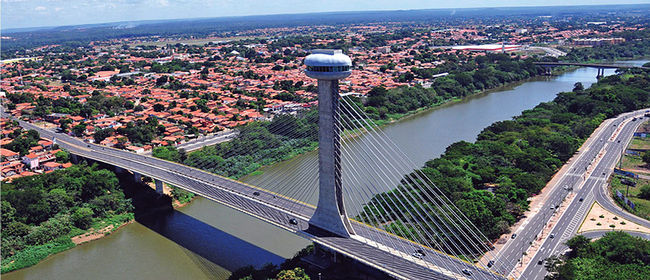 Imagem de cidade de Teresina vista de cima com a ponte estaiada em primeiro plano.